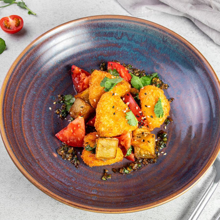 Салат с моцареллой и хрустящим баклажаном