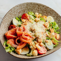 Салат Цезарь с сёмгой