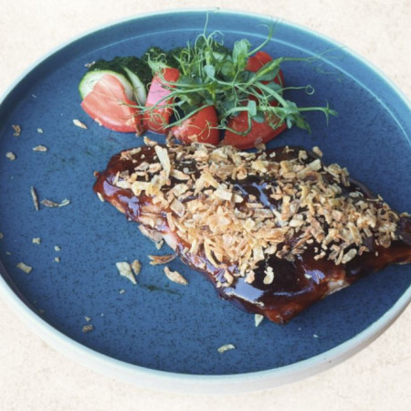 Глазированные свиные ребрышки барбекю с овощами