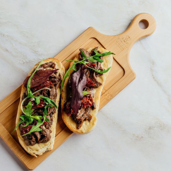 Брускетта с говядиной