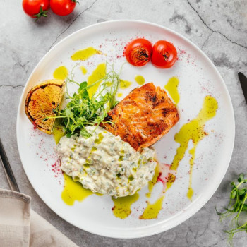 Стейк из форели с соусом ремулад