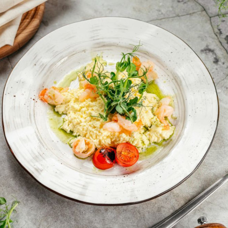 Скрэмбл с креветкой