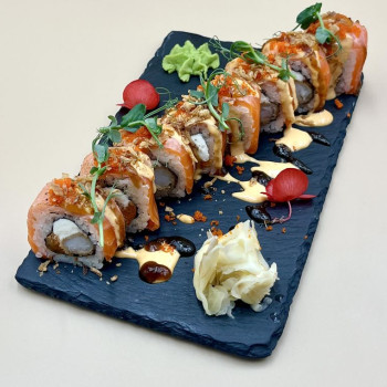 Ролл с обожженым лососем, соусом манго карри и тыквой