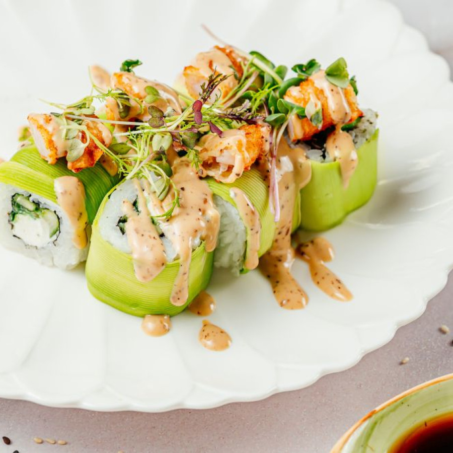 Ролл с авокадо и креветкой темпура