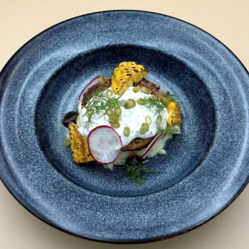 Форелевая котлета с соусом из йогурта