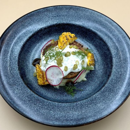 Форелевая котлета с соусом из йогурта