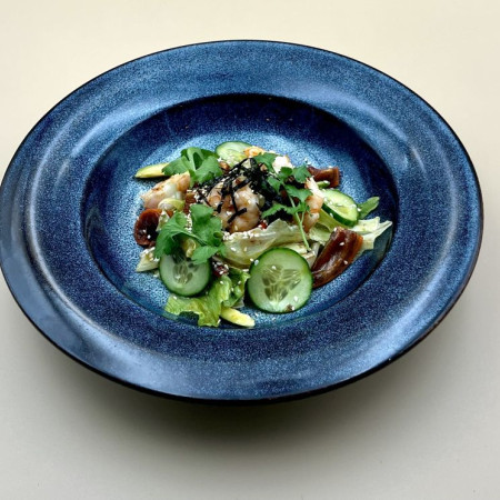 Салат с креветками и хурмой